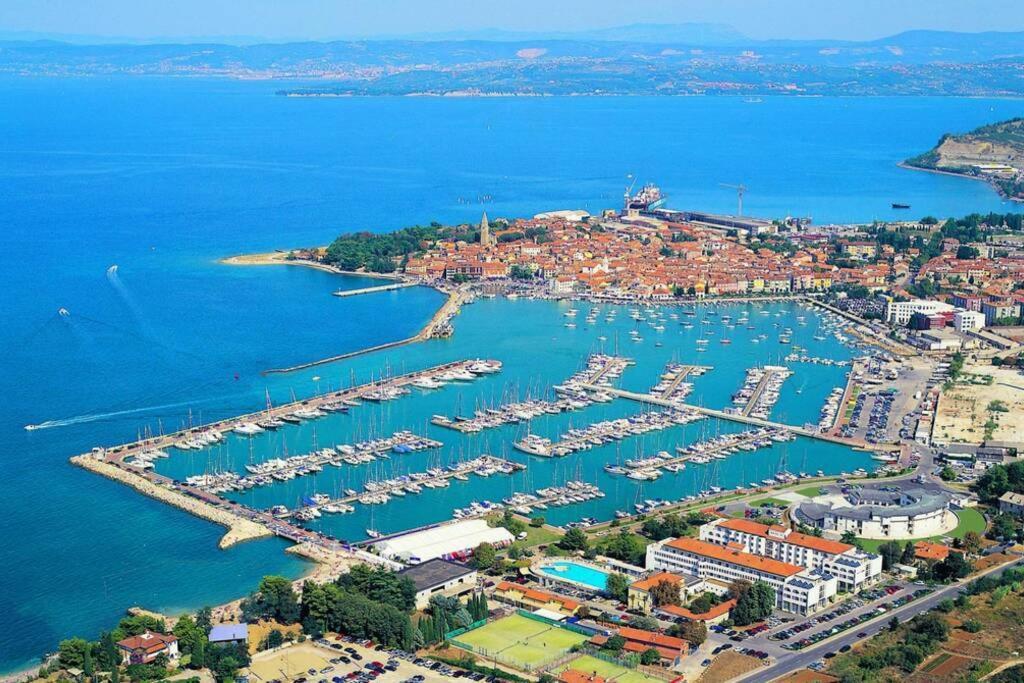 5 Min Walk To Beach, 2x Queen Bed, 2x Ac, Garage * Izola
