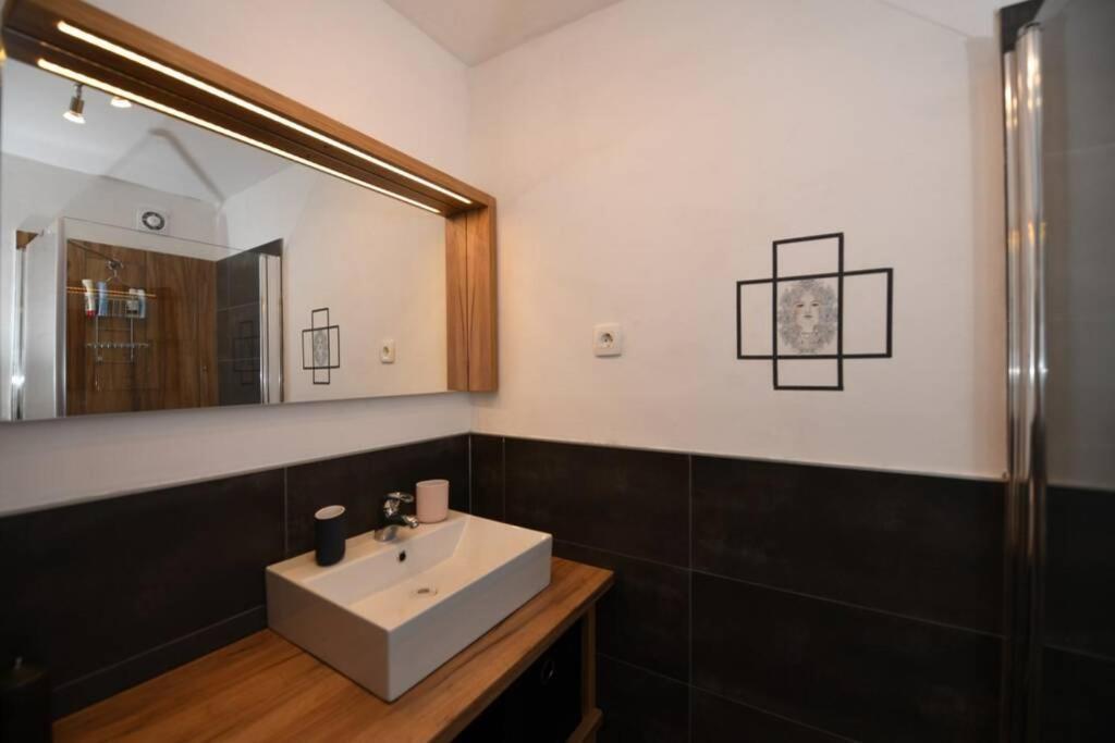 5 Min Walk To Beach, 2x Queen Bed, 2x Ac, Garage Izola