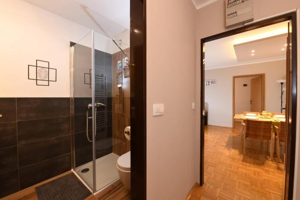 Appartement 5 Min Walk To Beach, 2x Queen Bed, 2x Ac, Garage Izola