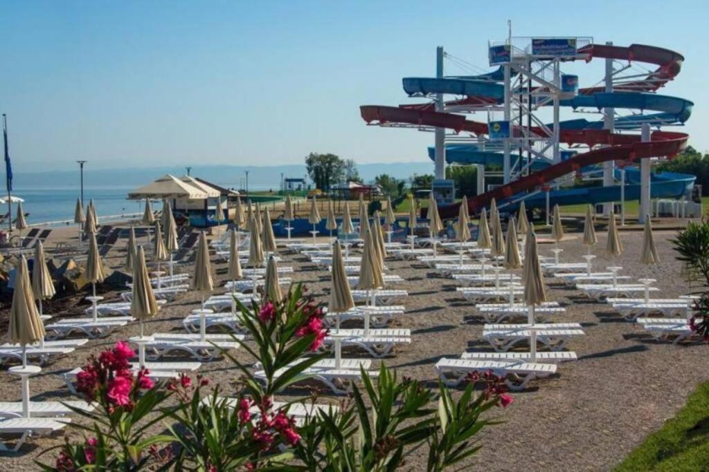 5 Min Walk To Beach, 2x Queen Bed, 2x Ac, Garage Apartment *