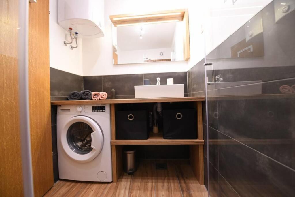 5 Min Walk To Beach, 2x Queen Bed, 2x Ac, Garage